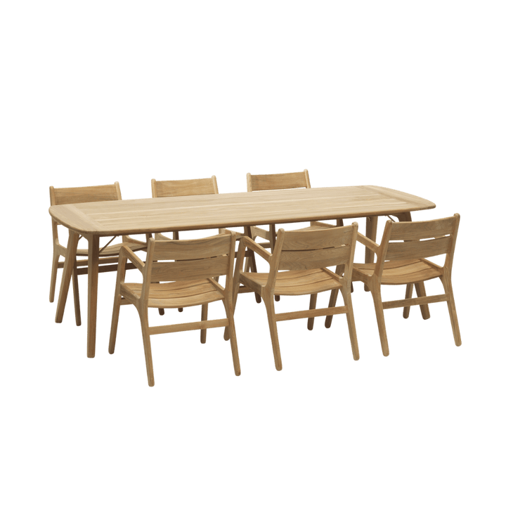 Houten tuintafel met bijpassende armstoelen