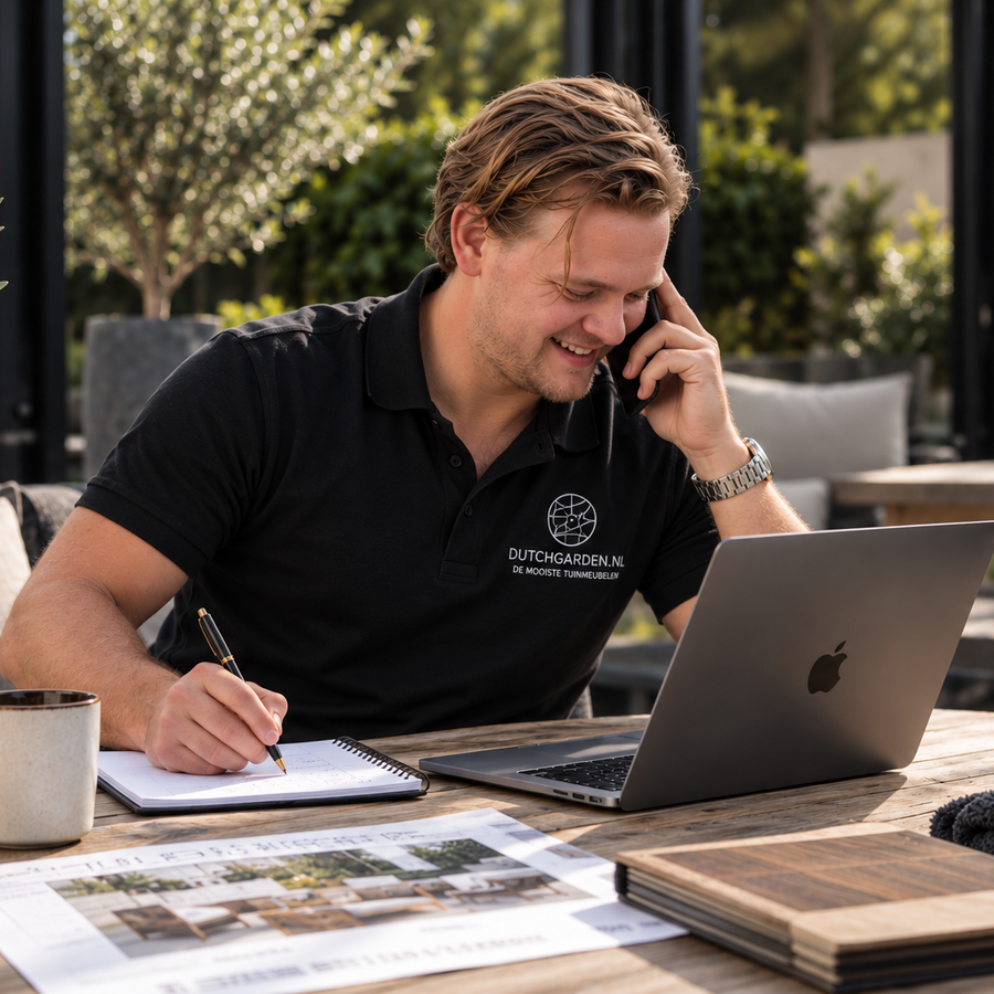 Medewerker bespreekt telefonisch een onderhoudsaanvraag met een laptop en notities op de tuintafel.