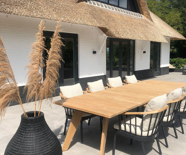 Tuininspiratie: Moderne tuin met terrasoverkapping en buitenkeuken ...