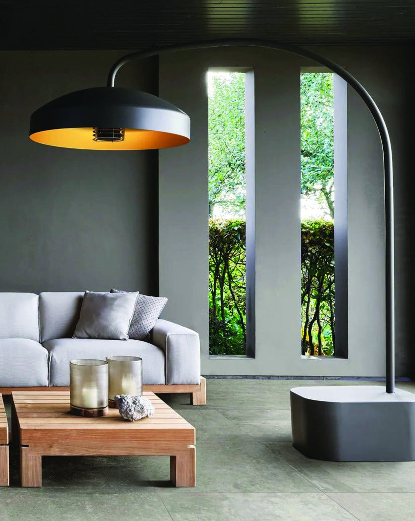 Heatsail DISC hanglamp met verwarming boven een loungehoek op een veranda