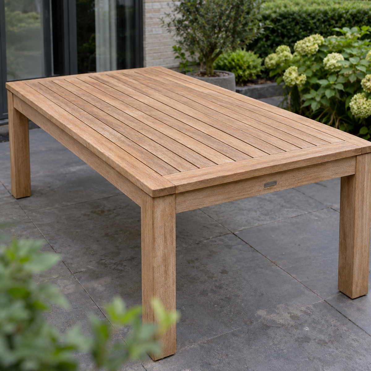 Illustratie van een schone teakhouten tuintafel met een warme houtkleur, als voorbeeld na reiniging.