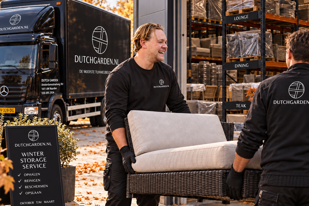 Twee medewerkers dragen een lounge-element bij een magazijn en vrachtwagen voor winteropslag van tuinmeubelen.
